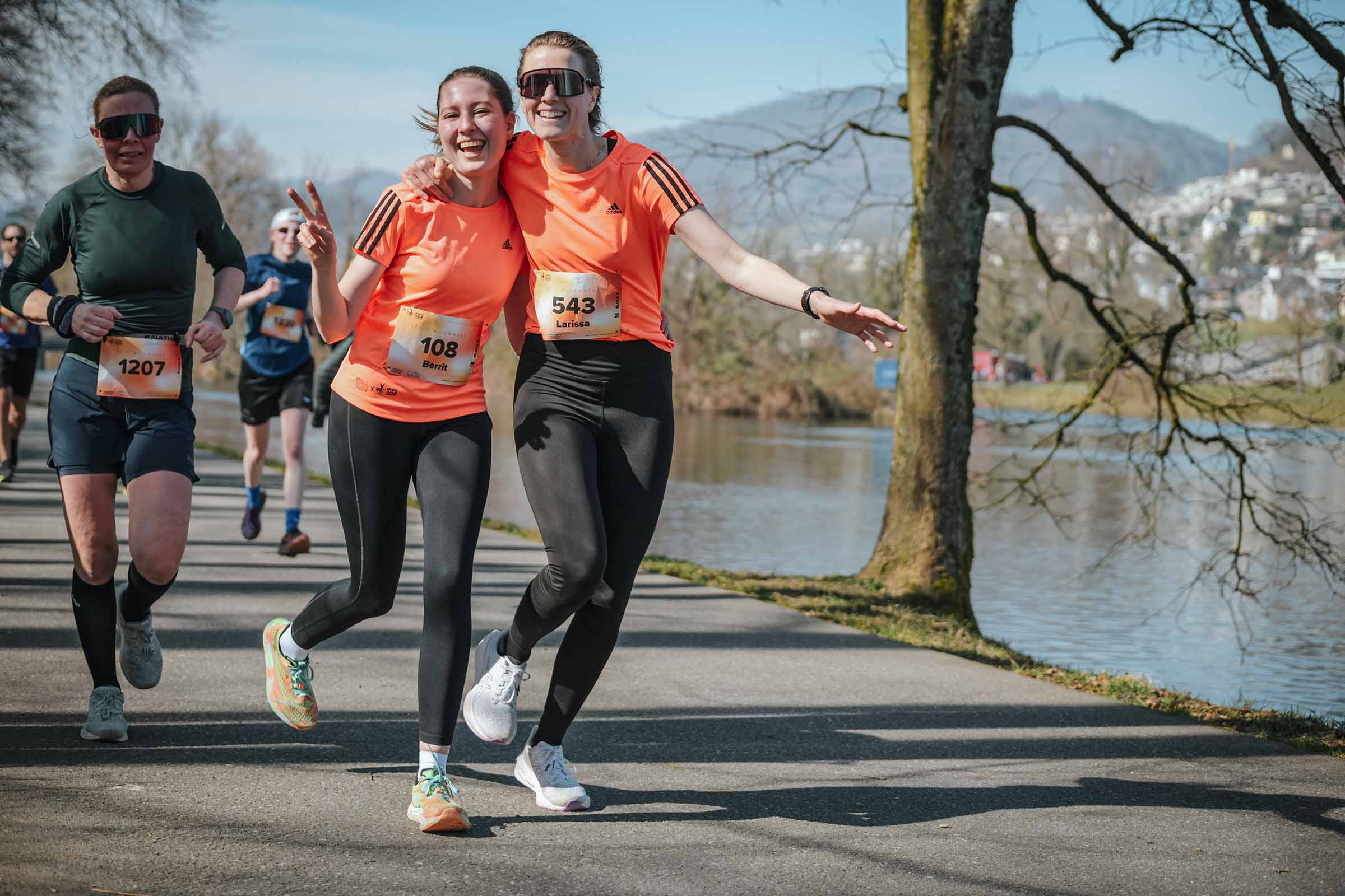 women running on aara